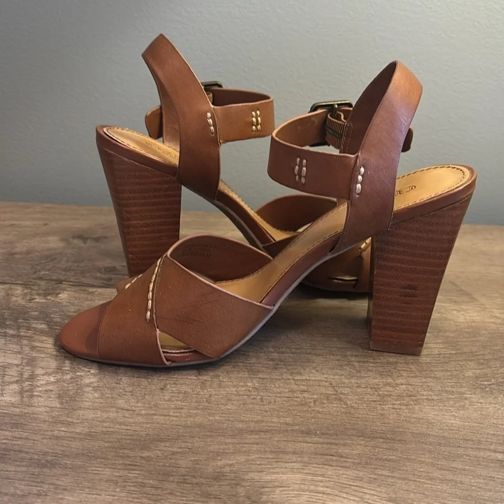 Crown Vintage Tan High Heel Sandals Size 6.5M